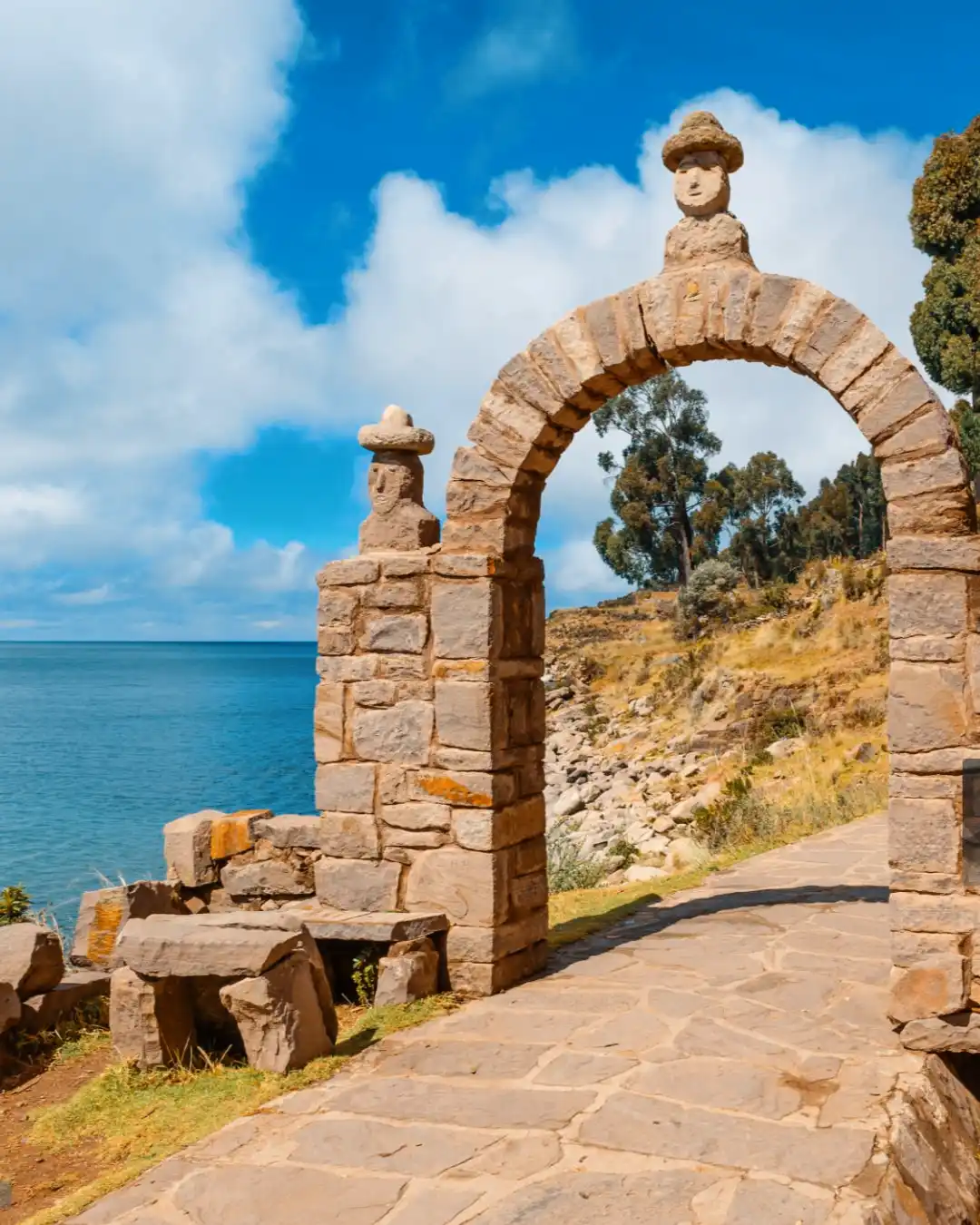 Isla de Taquile: Maestros textiles reconocidos por la UNESCO y senderos costeros ocultos